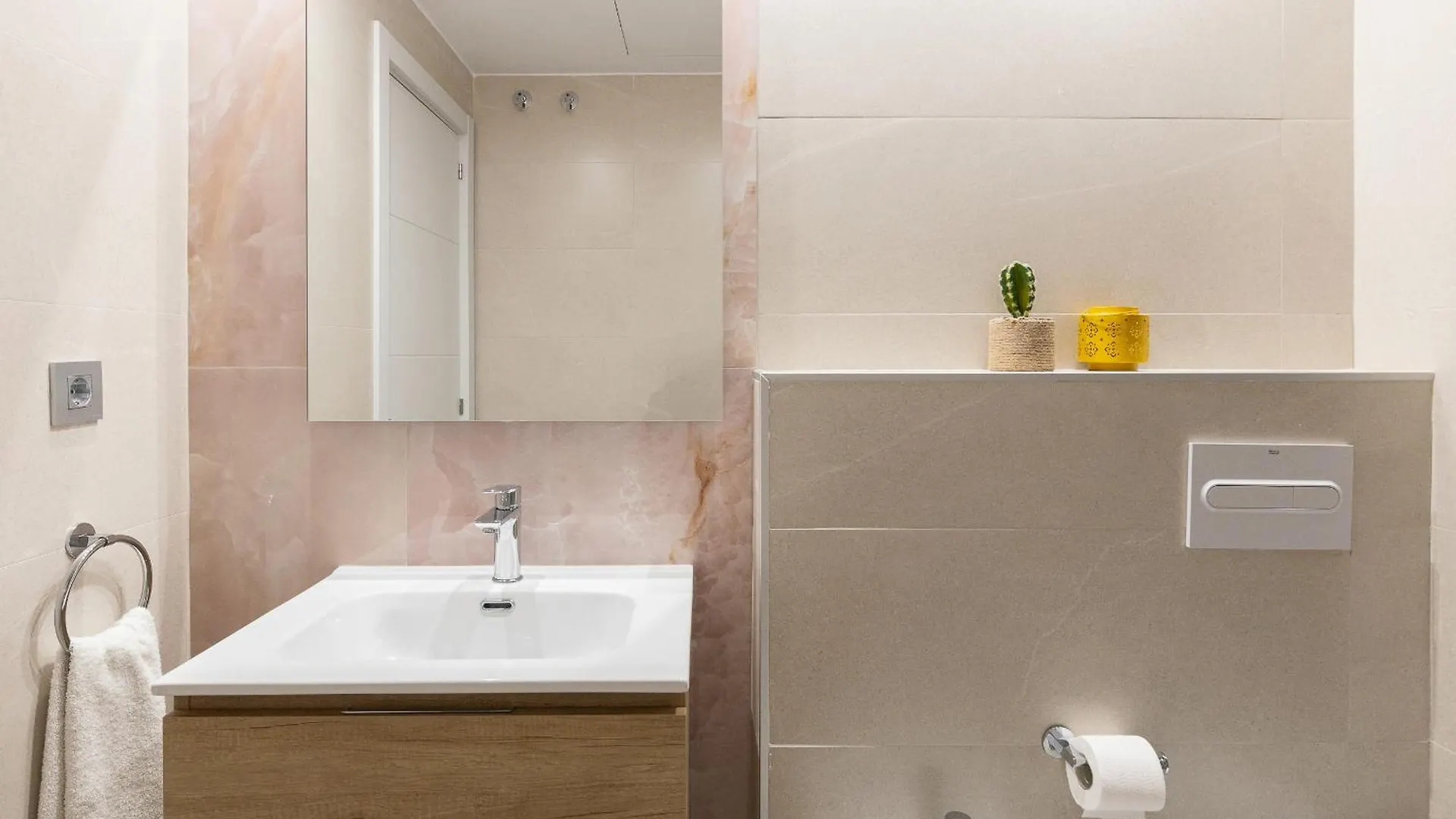 Cosmo Apartments Consell De Cent - Plaza Universitat Barcelona 0*,  Spain