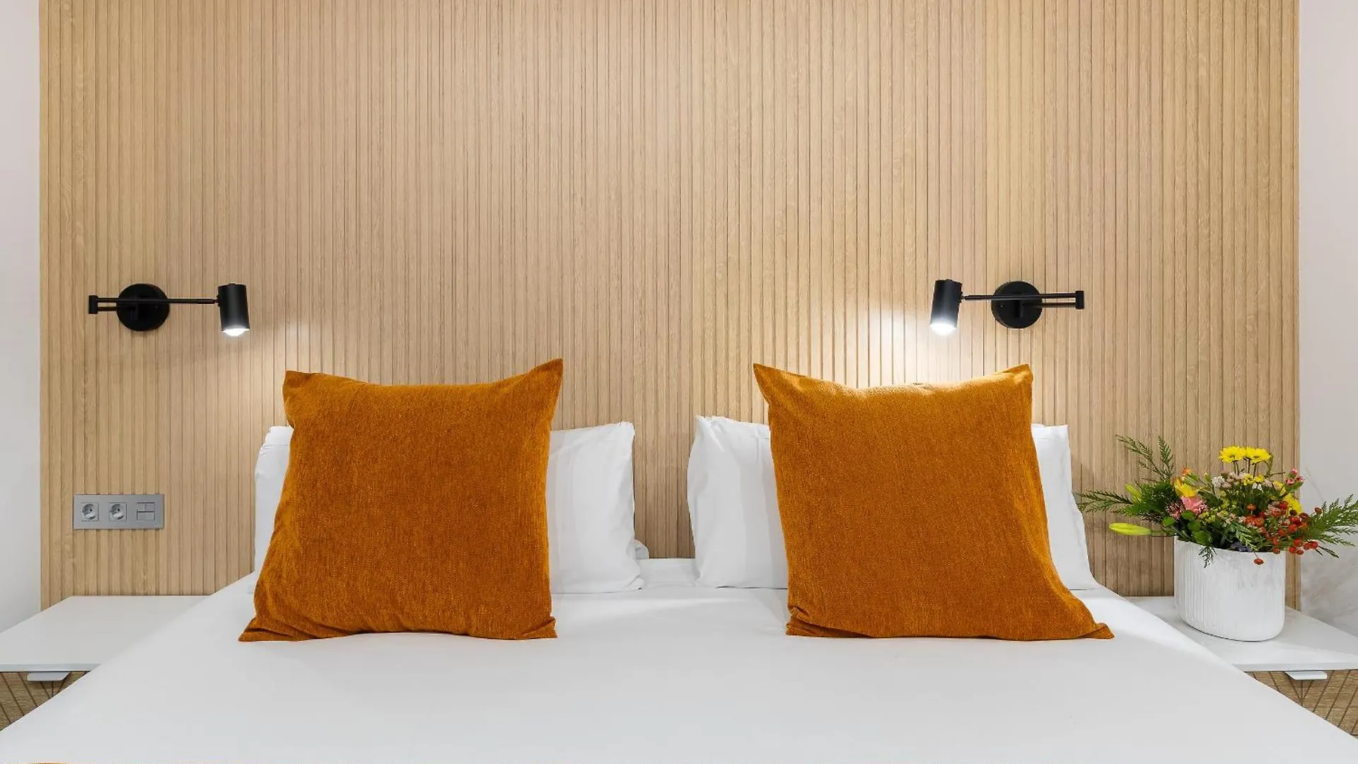 Cosmo Apartments Consell De Cent - Plaza Universitat Barcelona 0*,  Spain